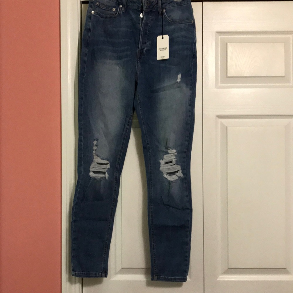 These are new never worn button fly ripped jeans from Forever 21